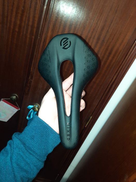 Vendo capacete e selim de bicicleta