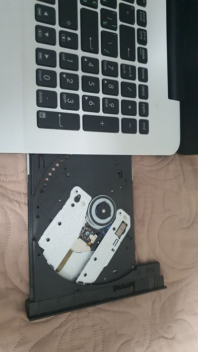 Ноутбук комп'ютер Asus білий