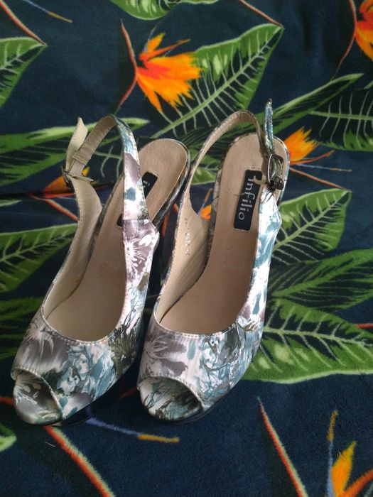 Buty, czółenka w kwiaty