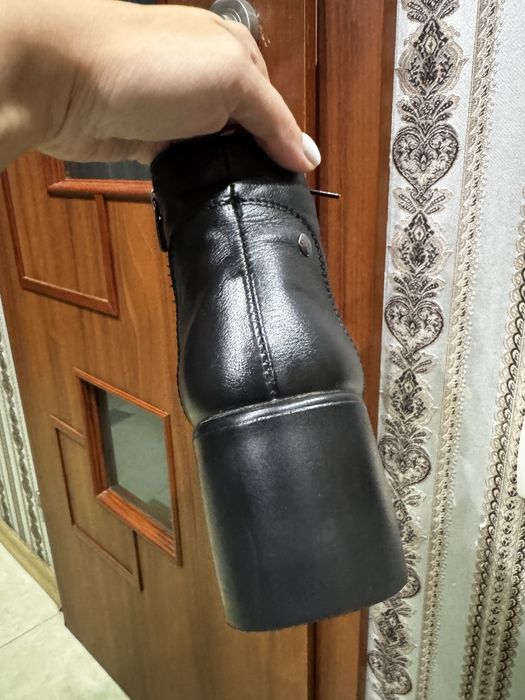 Кожаные черные ботинки  38р кожа