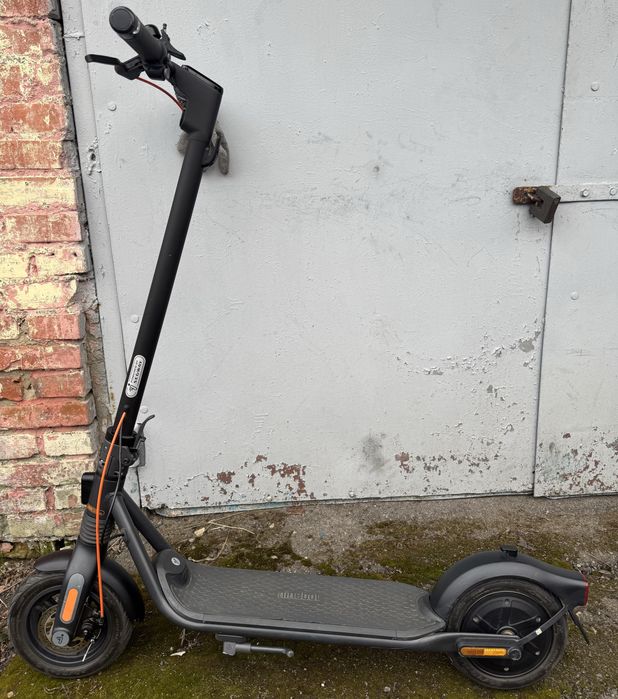 електричний самокат Segway Ninebot KickScooter F2 Plus.