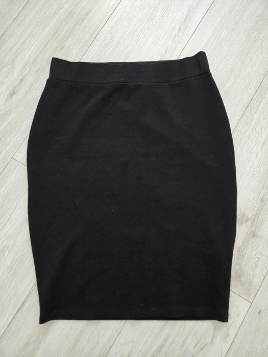 Czarna ołówkowa spódnica Amisu M 38 10