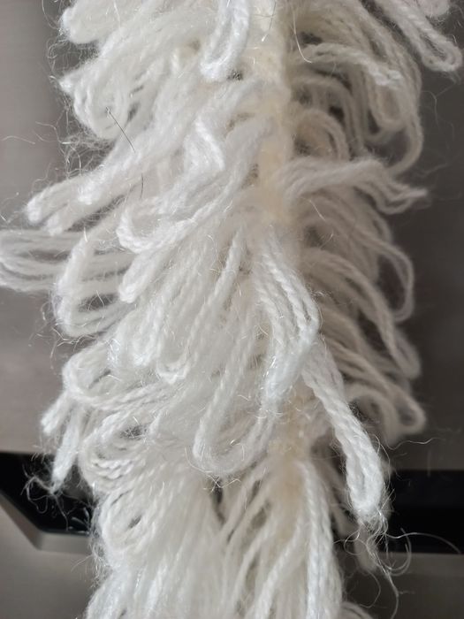 Cachecóis novos em lã branca e felpuda - artesanal.