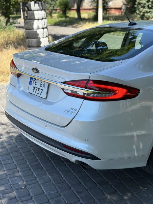 Ford Fusion SE.