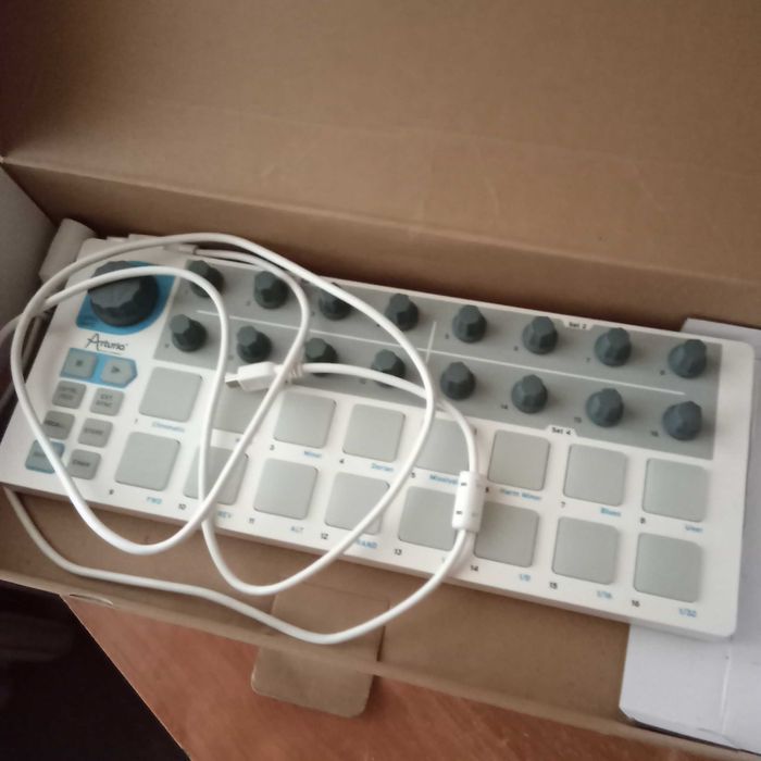 Сучасний Контролер Arturia Beatstep. для DJїв та аранжувальників