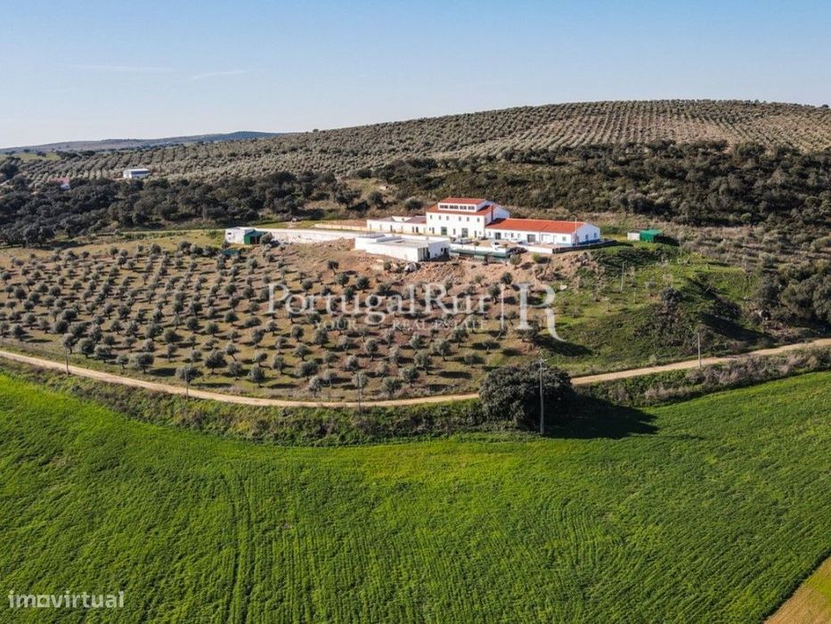 Quinta com 2,6 ha, várias constrções e projeto aprovado para Hotel ...