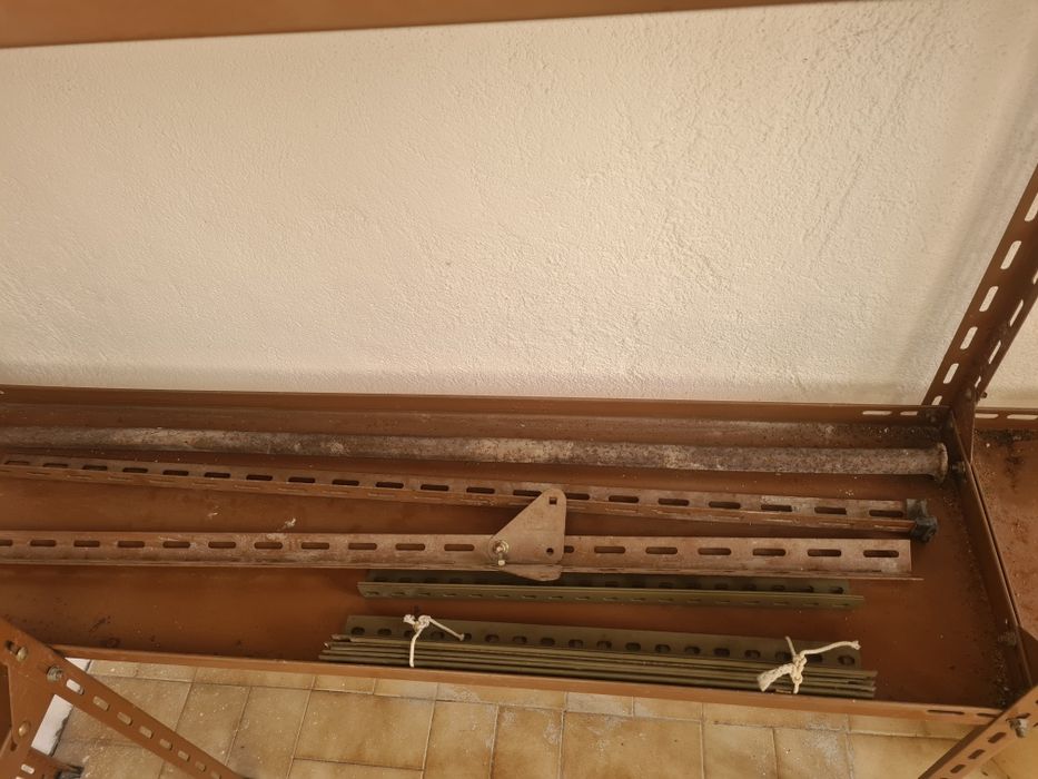 Estantes castanhas Handy