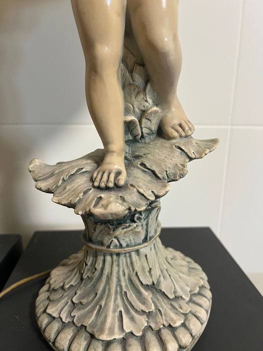 Candeeiro de mesa vintage com menino anjo