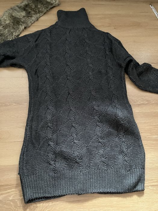 Długi sweter z kołnierzem