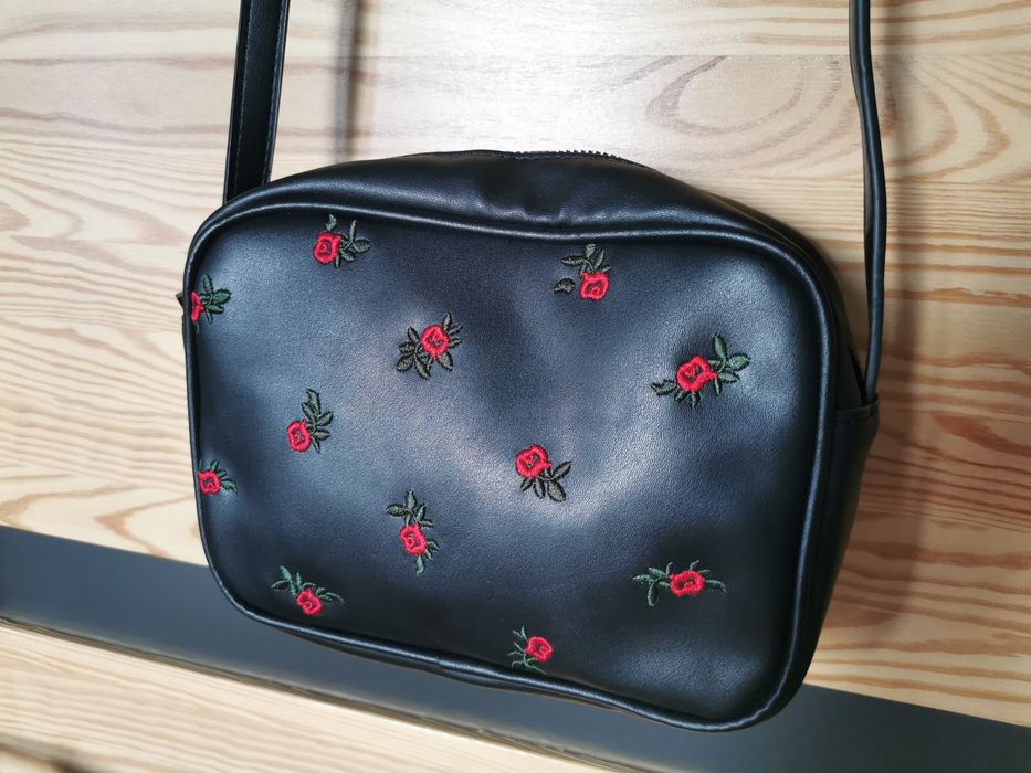 Reserved czarna mała torebka z ekoskóry w haftowane róże