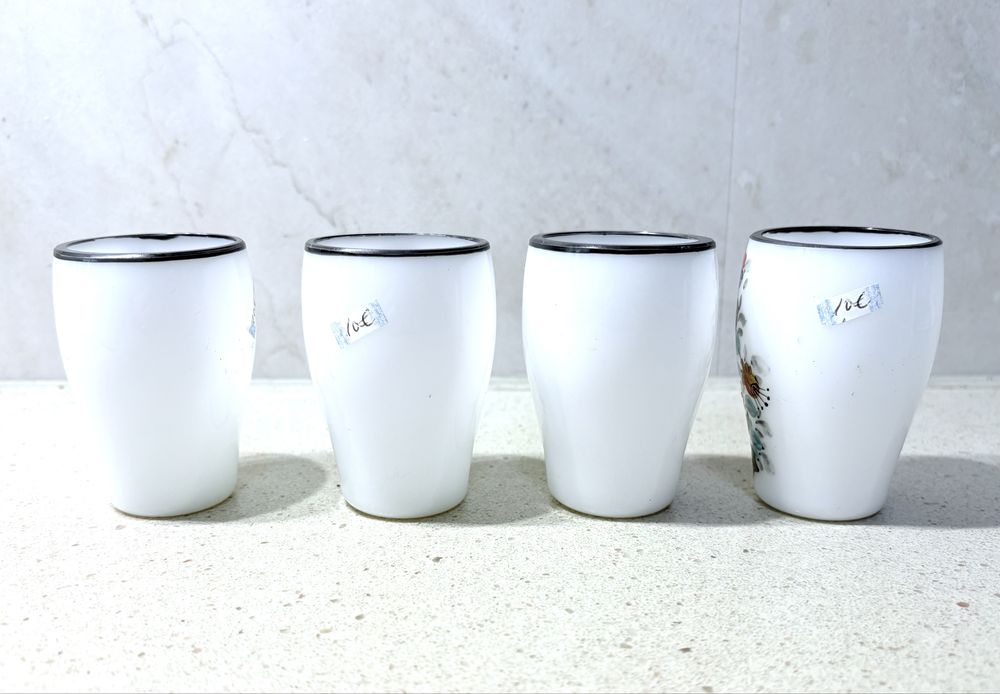 Conjunto de 4 lindos antigos copos em vidro opalino esmaltados à mão