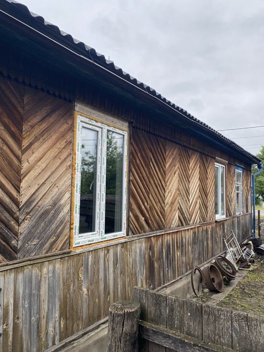 Будинок дерев`яний у центрі Ємільчиного, вул. Захисників України, 32 (колишня 1 Травня)