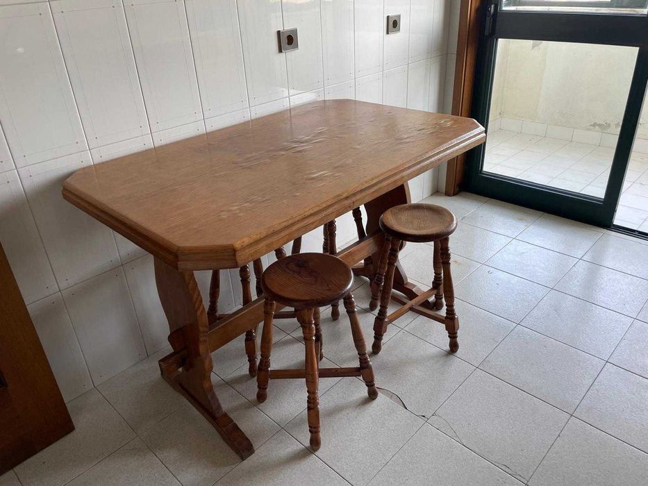 Mesa de cozinha com 2 bancos