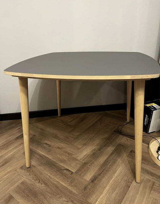 Stylowy stół grafitowy IKEA OMTANKSAM