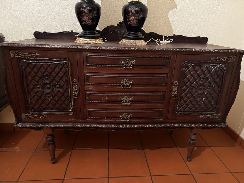 Móvel aparador em madeira