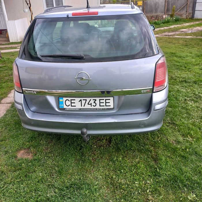 Легковий автомобіль опель астра.
