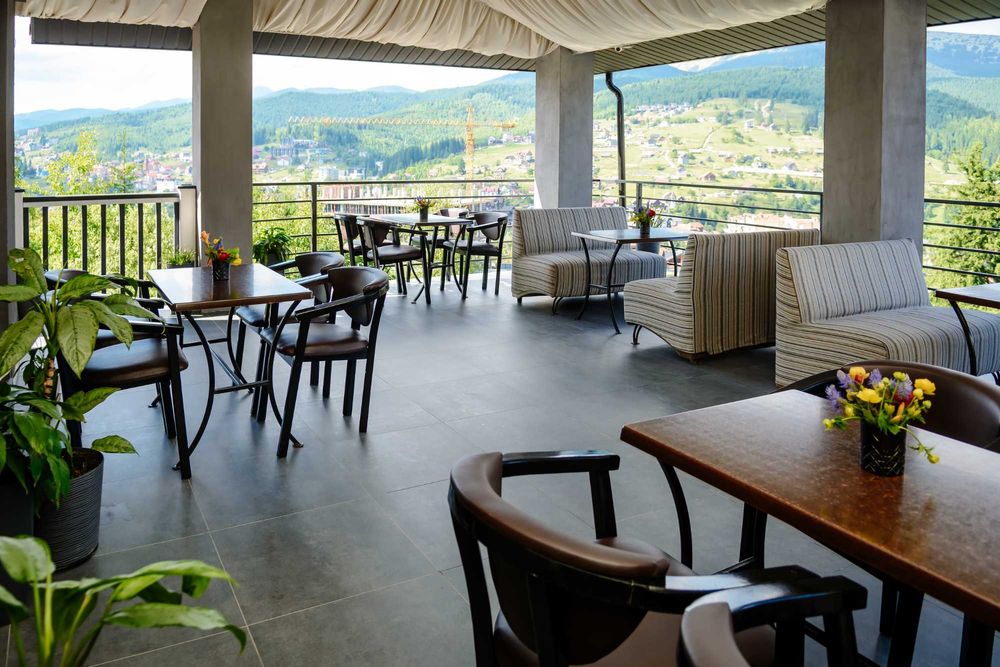 Діючий готель-ресторан в Поляниці