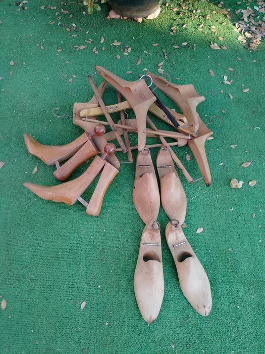 Cabides e moldes em madeira para sapatos.