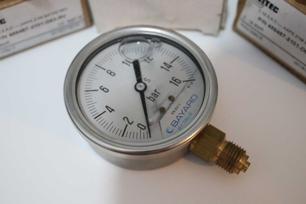 Manometr pionowy 0-16 bar