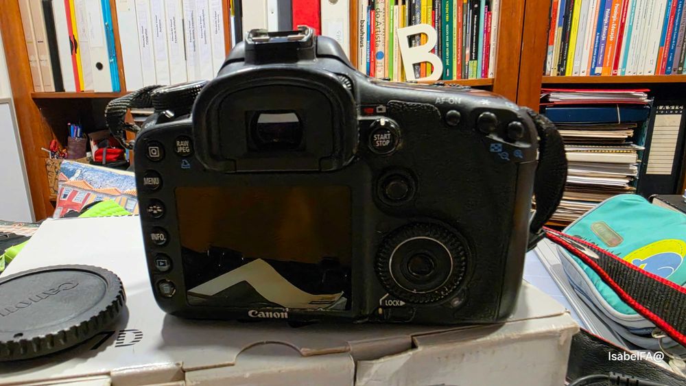 Canon EOS 7D- CORPO (26143 disparos) com caixa + Bateria + Carregador+ cartão + alça (tudo original) ótimo estado