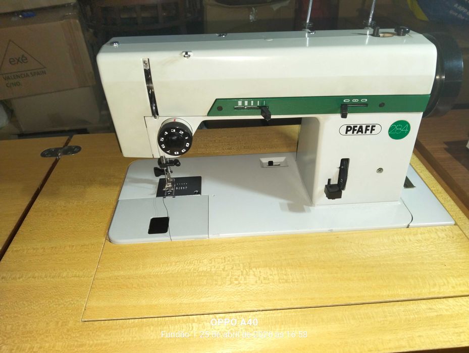 Máquina de costura PFAFF com móvel