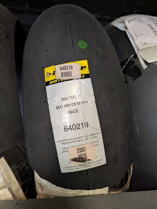 Venda de pneus Dunlop 125/80 + 200/70 (novos+usados, pneus para chuva)