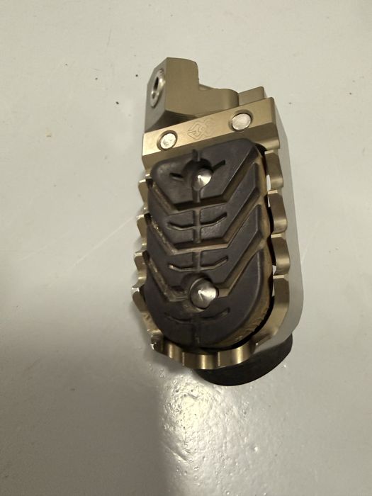 Pousa-Pés Gilles Tooling BMW Motorrad — R1300GS / R1250GS / R1200GS Adventure — Fresados Ajustáveis