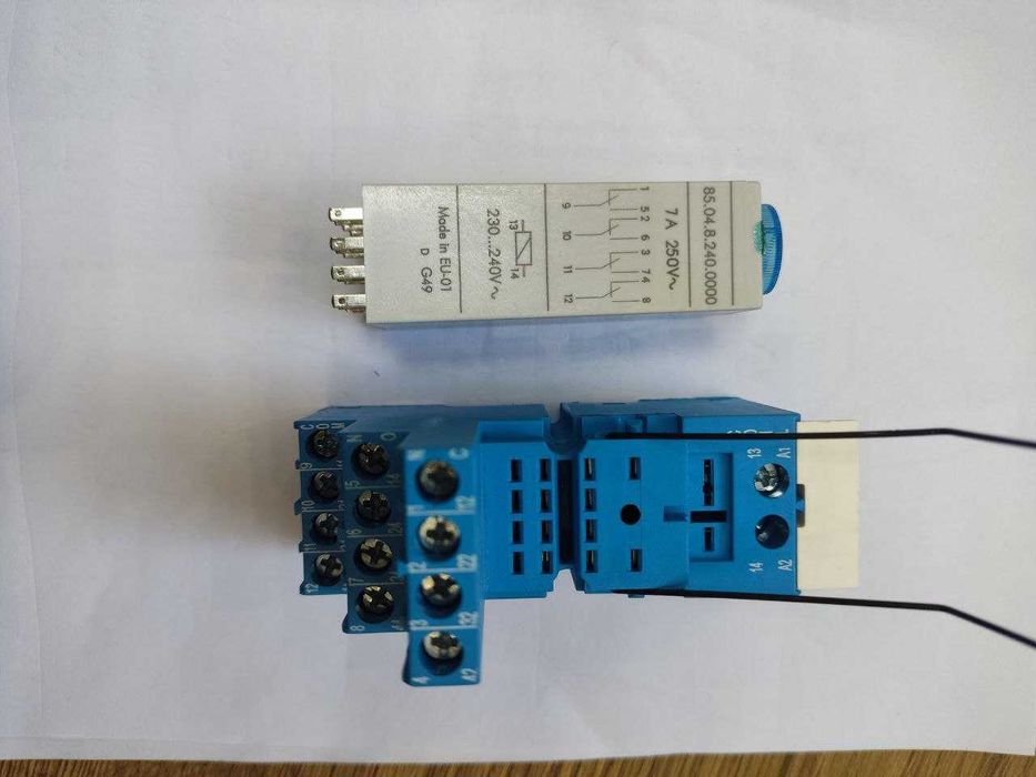 Реле часу (таймер)   FINDER 85.04.8.240.0000 плюс Розетка Finder 94.04