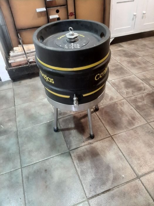 Vendo  barril com torneira  e suspiro ou vavula e tripé  em inox