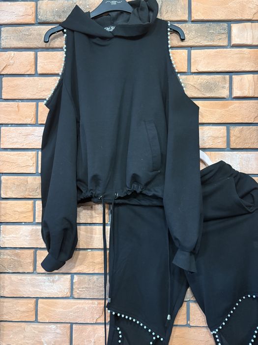 Piękny dres z perłami rozcięcia masełkowy S M