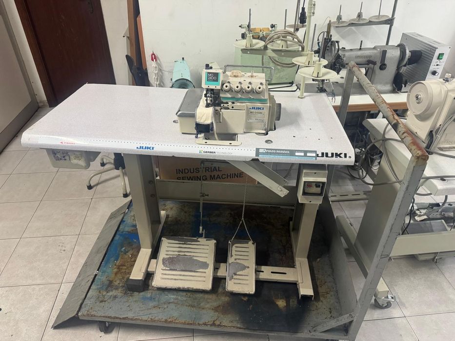 Máquina de costura corte e cose juki