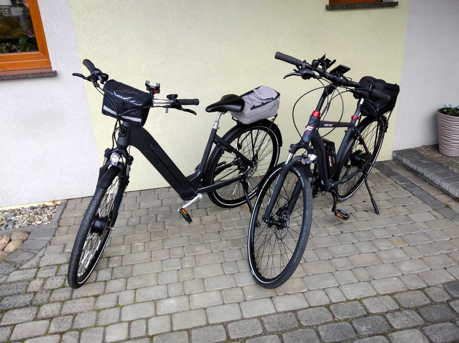 Dwa elektryczne rowery trekingowe