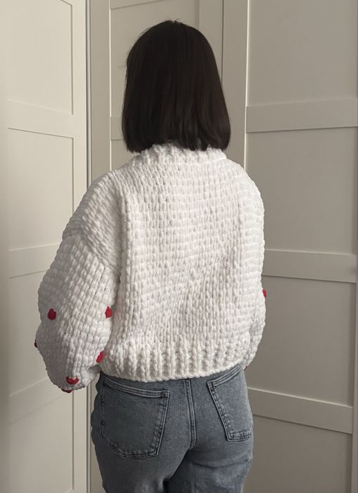 Bialy kardigan z serduszkami, ręcznie robiony