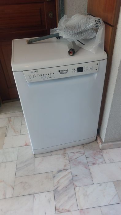 Maquina de lavar loiça Ariston para Peças  maquina trabalha bem faço entrega domicílio