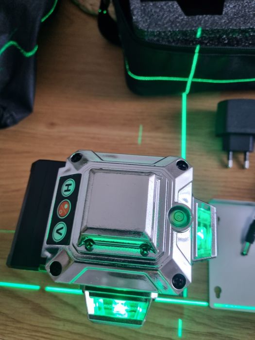 Nivel laser 16 linhas novo com 2 baterias