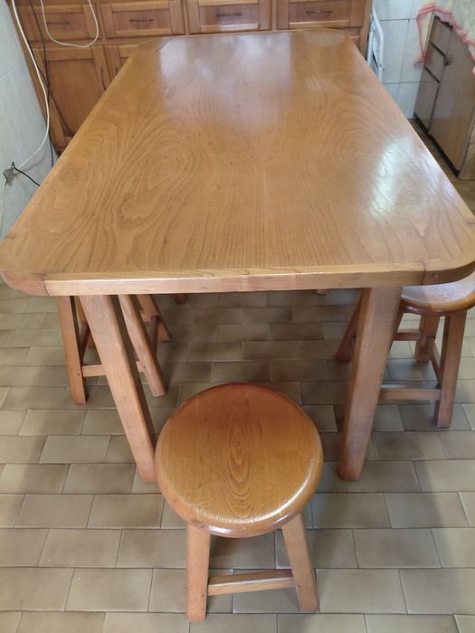 Mesa com 6 bancos em madeira maciça