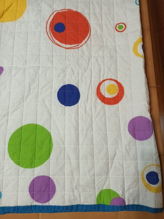 Colcha colorida e com círculos