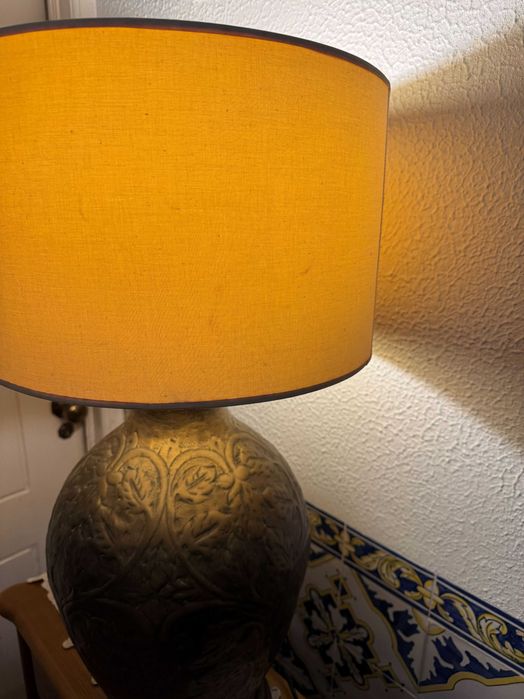 Candeeiro de mesa vintage com estrutura metálica trabalhada em relevo