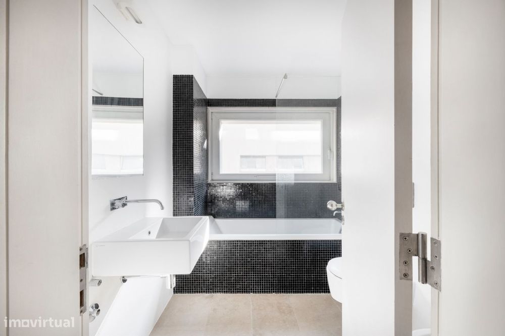 Apartamento no Chiado com 2 salas e 2 quartos e 2 lugares de estaciona