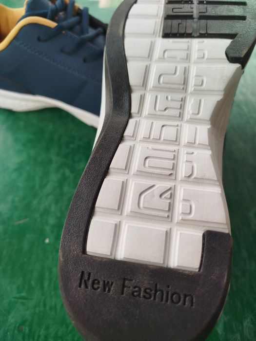 Продам нові чоловічі кросівки