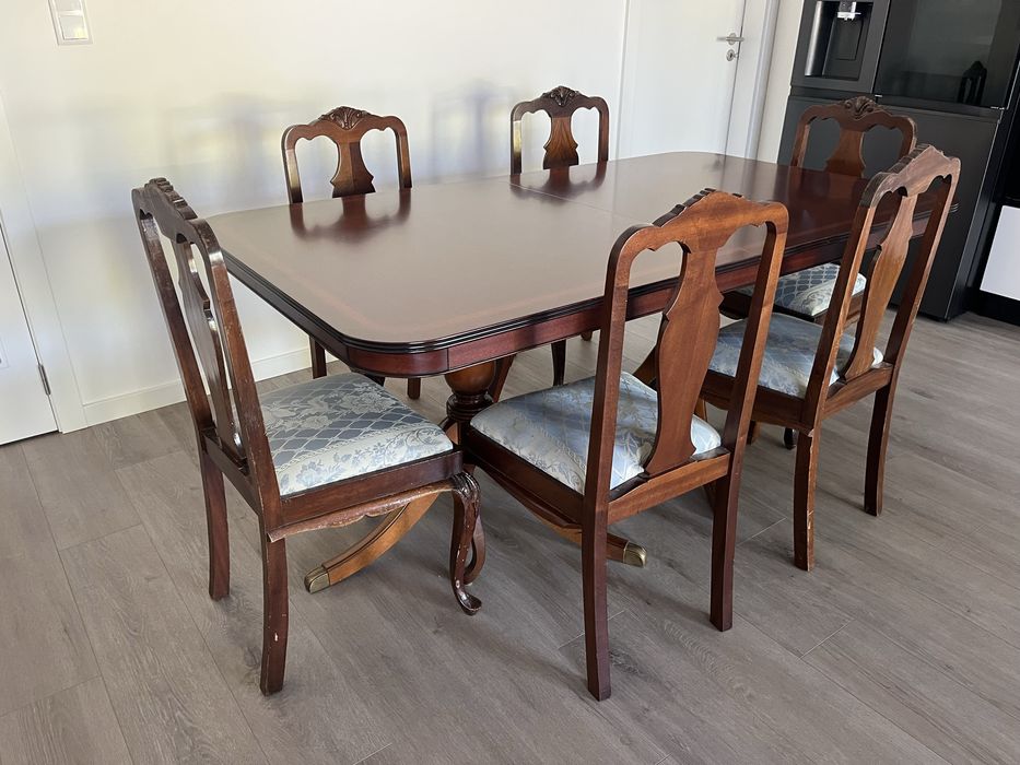 Mesa de madeira com 6 cadeiras