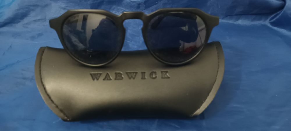 Óculos são do modelo Hawkers Warwick