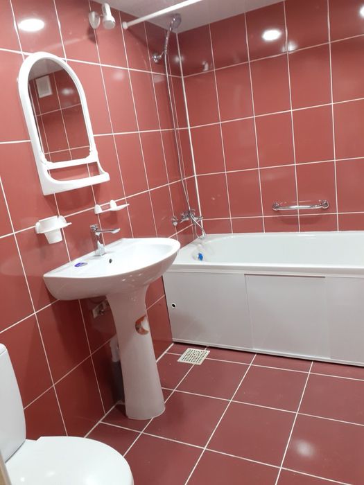 Частина будинку біля зупинки можна з котом