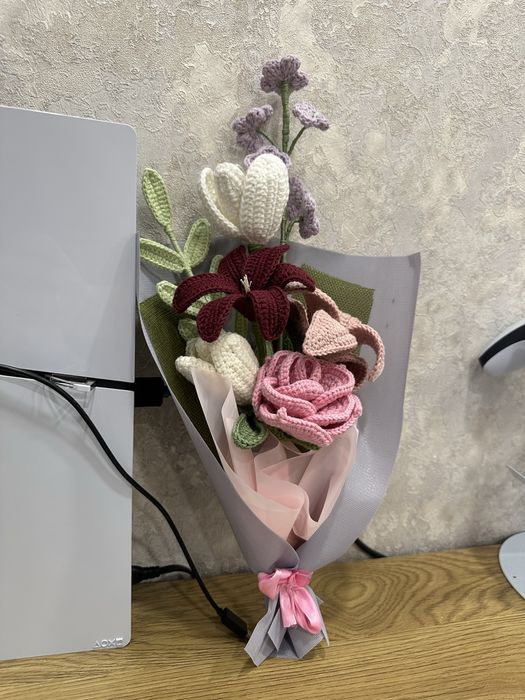 Вʼязані квіти з ниток