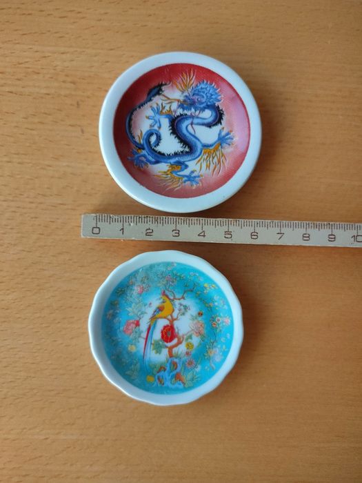 Conjunto de pequenos pratos em porcelana japonesa.