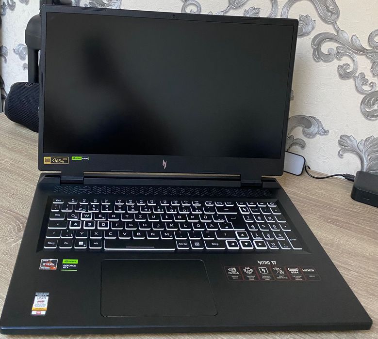 Acer Nitro 17 / Nitro V 17 (Ryzen 7 7735HS / RTX 4060 / 16GB / 1TB SSD)
