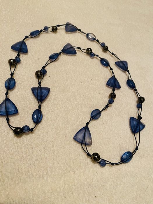 Wisiorek łañcuszek z niebieskich kamieni zawieszka koraliki korale