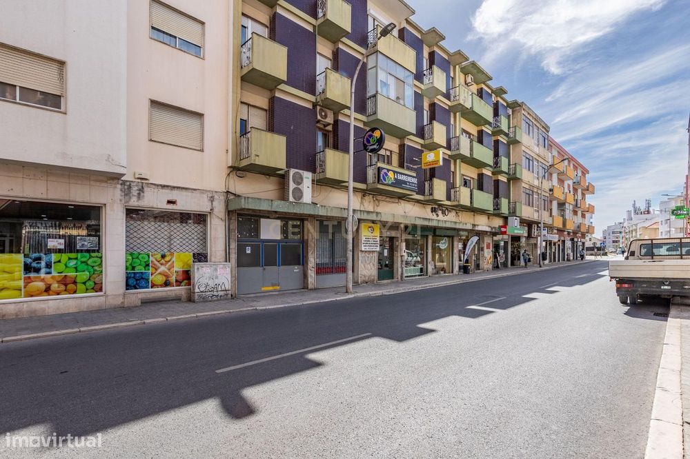 Armazém 410 M² No Barreiro — Espaço Estratégico Para O Seu Negócio