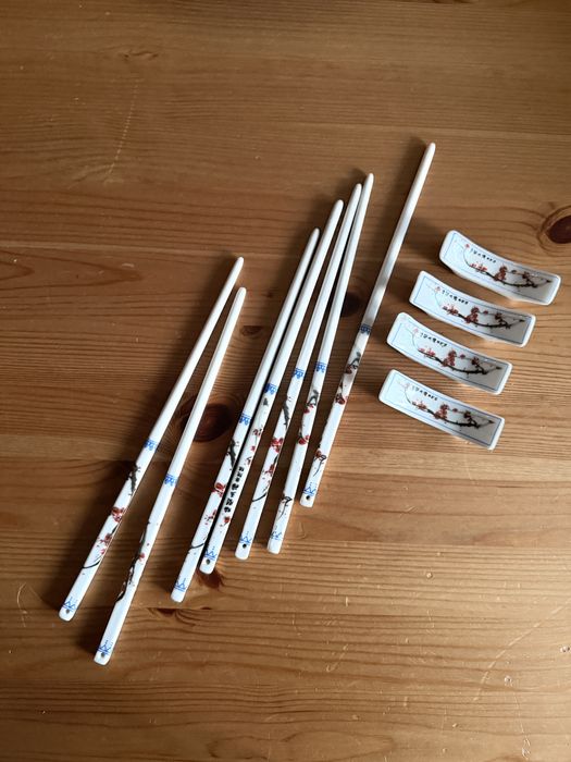 Ceramiczne pałeczki do sushi 7 sztuk + 4 podstawki