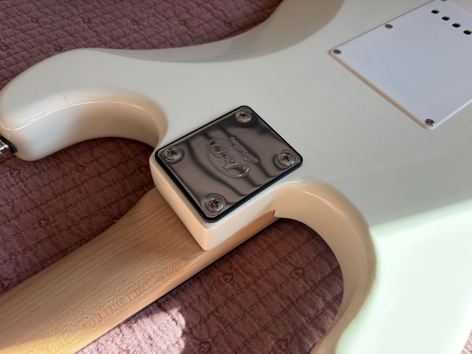 Guitarra Stratocaster J&D Branco